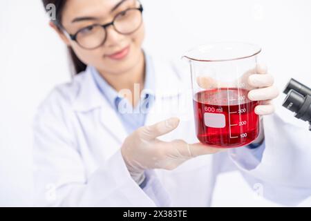 The female scientist is conducting an experiment in the laboratory Stock Photo