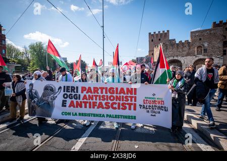 Rome, Rm, Italy. 25th Apr, 2024. After being blocked by the police pro-Palestine protesters start their march to celebrate the Liberation Day. (Credit Image: © Marco Di Gianvito/ZUMA Press Wire) EDITORIAL USAGE ONLY! Not for Commercial USAGE! Stock Photo
