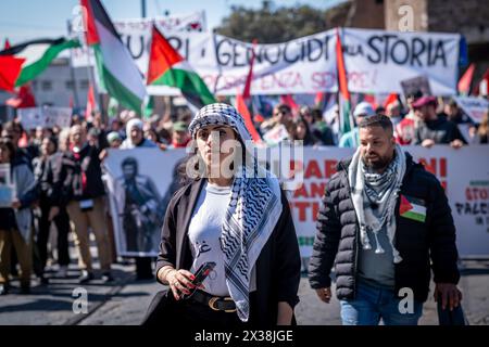 Rome, Rm, Italy. 25th Apr, 2024. After being blocked by the police pro-Palestine protesters start their march to celebrate the Liberation Day. (Credit Image: © Marco Di Gianvito/ZUMA Press Wire) EDITORIAL USAGE ONLY! Not for Commercial USAGE! Stock Photo