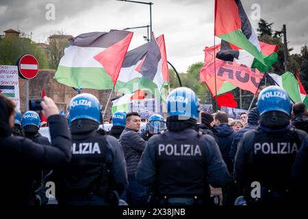 Rome, Rm, Italy. 25th Apr, 2024. Pro-Palestine protesters are blocked by the police during the celebration of the 79th anniversary of the Liberation Day. (Credit Image: © Marco Di Gianvito/ZUMA Press Wire) EDITORIAL USAGE ONLY! Not for Commercial USAGE! Stock Photo