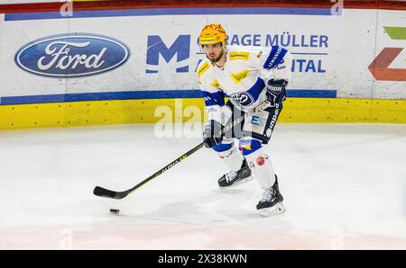 HC Ambri-Piotta Stürmer und Topskorer Michael Spacek ist, während dem Spiel gegen den EHC Kloten in der Stimo Arena, mit dem Puck in der Klotener Defe Stock Photo