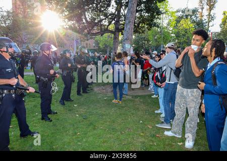 Los Angeles, California, U.S.A. 24th Apr, 2024. SUN SETS ON University of Southern California (USC) CAMPUS AS PROTESTORS AND POLICE FACE EACH OTHER. THE CAMPUS was shut down on April 24, 2024 due to a large and Pro-Palestine/Hamas protest. Hundreds of college students and others who illegally came on campus led to over 50 arrests by Los Angeles Police Department (LAPD) officers in front of the Center for International and Public Affairs Building. (Credit Image: © Amy Katz/ZUMA Press Wire) EDITORIAL USAGE ONLY! Not for Commercial USAGE! Stock Photo