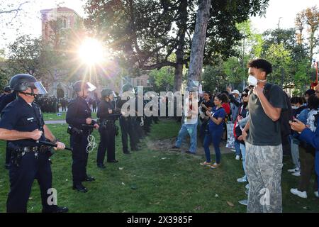 Los Angeles, California, U.S.A. 24th Apr, 2024. SUN SETS ON University of Southern California (USC) CAMPUS AS PROTESTORS AND POLICE FACE EACH OTHER. THE CAMPUS was shut down on April 24, 2024 due to a large and Pro-Palestine/Hamas protest. Hundreds of college students and others who illegally came on campus led to over 50 arrests by Los Angeles Police Department (LAPD) officers in front of the Center for International and Public Affairs Building. (Credit Image: © Amy Katz/ZUMA Press Wire) EDITORIAL USAGE ONLY! Not for Commercial USAGE! Stock Photo