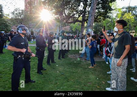 Los Angeles, California, U.S.A. 24th Apr, 2024. SUN SETS ON University of Southern California (USC) CAMPUS AS PROTESTORS AND POLICE FACE EACH OTHER. THE CAMPUS was shut down on April 24, 2024 due to a large and Pro-Palestine/Hamas protest. Hundreds of college students and others who illegally came on campus led to over 50 arrests by Los Angeles Police Department (LAPD) officers in front of the Center for International and Public Affairs Building. (Credit Image: © Amy Katz/ZUMA Press Wire) EDITORIAL USAGE ONLY! Not for Commercial USAGE! Stock Photo