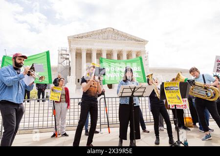 Washington, District Of Columbia, USA. 25th Apr, 2024. A band of protesters start to play as former President Donald Trumps hearing begins over his immunity claims in regard to his election related criminal charges that were brought up against him (Credit Image: © Ryan Wiramidjaja/ZUMA Press Wire) EDITORIAL USAGE ONLY! Not for Commercial USAGE! Stock Photo