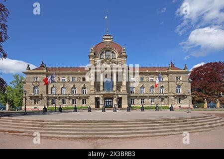 Palais du Rhin built in 1889 with open staircase, former imperial palace, French national flag, Place de la Republique, Strasbourg, Bas-Rhin Stock Photo