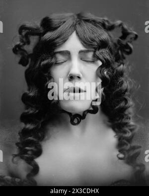 Atelier Jaeger - Gunnel Holzhausen in Samson and Delilah, Stora Teatern in Gothenburg 1911 Stock Photo
