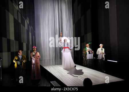 Julia Gräfner, Caner Sunar, Mercy Dorcas Otieno, Jens Koch und Daria von Loewenich, v.l., während der Fotoprobe für das Stück Pygmalion im Deutschen Theater in Berlin, Kammer, 25. April 2024. // Von George Bernard Shaw. Regie Bastian Kraft. Bühne Peter Baur. Kostüme Inga Timm. Premiere ist am 27. April 2024. Deutsches Theater Berlin Pygmalion *** Julia Gräfner, Caner Sunar, Mercy Dorcas Otieno, Jens Koch and Daria von Loewenich, from left, during the photo rehearsal for the play Pygmalion at the Deutsches Theater in Berlin, Kammer, April 25, 2024 By George Bernard Shaw Directed by Bastian Kraf Stock Photo