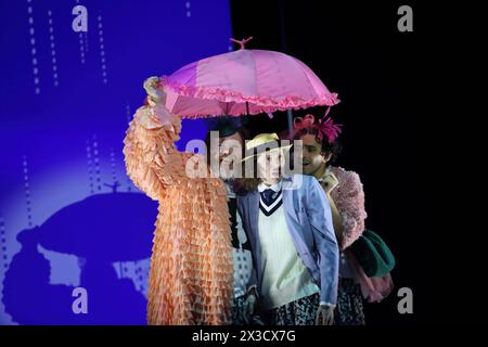 Jens Koch, Daria von Loewenich und Caner Sunar, v.l., während der Fotoprobe für das Stück Pygmalion im Deutschen Theater in Berlin, Kammer, 25. April 2024. // Von George Bernard Shaw. Regie Bastian Kraft. Bühne Peter Baur. Kostüme Inga Timm. Premiere ist am 27. April 2024. Deutsches Theater Berlin Pygmalion *** Jens Koch, Daria von Loewenich and Caner Sunar, from left, during the photo rehearsal for the play Pygmalion at the Deutsches Theater in Berlin, Kammer, April 25, 2024 By George Bernard Shaw Directed by Bastian Kraft Set by Peter Baur Costumes by Inga Timm Premiere is on April 27, 2024 Stock Photo