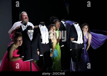 Julia Gräfner, Jens Koch, Caner Sunar, Mercy Dorcas Otieno und Daria von Loewenich, v.l., während der Fotoprobe für das Stück Pygmalion im Deutschen Theater in Berlin, Kammer, 25. April 2024. // Von George Bernard Shaw. Regie Bastian Kraft. Bühne Peter Baur. Kostüme Inga Timm. Premiere ist am 27. April 2024. Deutsches Theater Berlin Pygmalion *** Julia Gräfner, Jens Koch, Caner Sunar, Mercy Dorcas Otieno and Daria von Loewenich, from left, during the photo rehearsal for the play Pygmalion at the Deutsches Theater in Berlin, Kammer, April 25, 2024 By George Bernard Shaw Directed by Bastian Kraf Stock Photo