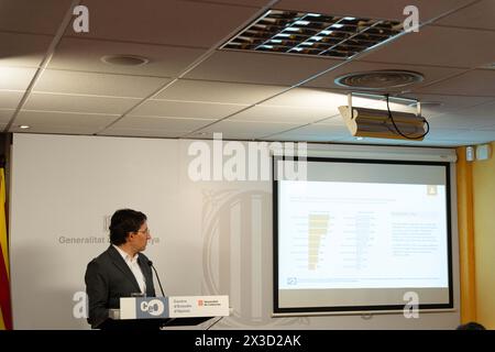 Barcelona, Spain. 26th Apr, 2024. Director del CEO, Jordi Muñoz Mendoza, presents the results of the political survey placing PSC in a surprising first place, and Esquerra and Junts in second position. El director del CEO, Jordi Muñoz Mendoza, presenta los resultados de la encuesta política situando al PSC en un sorprendente primer lugar, y a Esquerra y Junts en segunda posición. in the pic:Jordi Muñoz Mendoza News politics -Barcelona, Spain friday, april 26, 2024 (Photo by Eric Renom/LaPresse) Credit: LaPresse/Alamy Live News Stock Photo