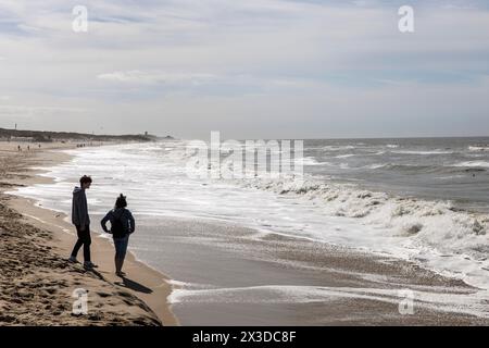 couple on the beach in Oostkapelle on the peninsula Walcheren, Zeeland, Netherlands. Paar am Strand von Oostkapelle auf Walcheren, Zeeland, Niederland Stock Photo
