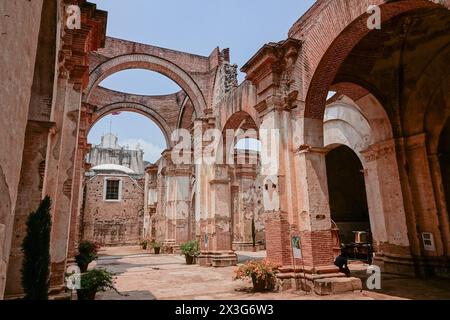 The ruins of the former 15th Antigua Guatemala Cathedral, now a museum on the Parque Central in Antigua, Guatemala. The once magnificent Cathedral was destroyed by earthquakes in 1717, 1773, 1874, 1918 and 1976. Stock Photo