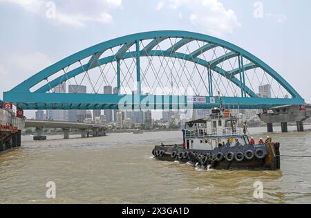 Mumbai, Maharashtra, India. 26th Apr, 2024. Bow string arch bridge connecting coastal road to Bandra Worli sealink is installed at the Worli (area in South Mumbai) end in Mumbai. (Credit Image: © Ashish Vaishnav/SOPA Images via ZUMA Press Wire) EDITORIAL USAGE ONLY! Not for Commercial USAGE! Credit: ZUMA Press, Inc./Alamy Live News Stock Photo