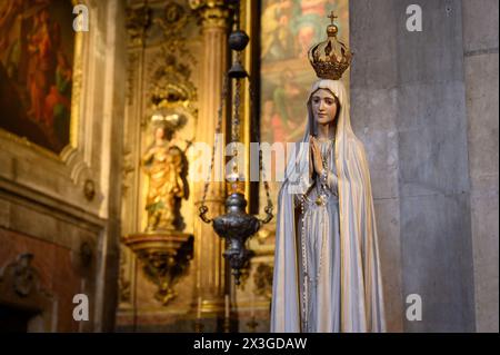 Statue of Our Lady of Fatima. Igreja da Madalena [Catholic Church of St Mary Magdalene], Lisbon, Portugal. Stock Photo