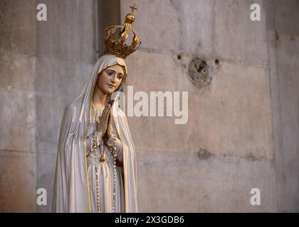 Statue of Our Lady of Fatima. Igreja da Madalena [Catholic Church of St Mary Magdalene], Lisbon, Portugal. Stock Photo