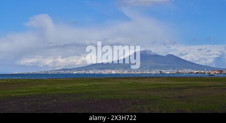 Panoramic view of mount Vesuvius (monte Vesuvio) and the gulf if Naples (golfo di Napoli) from Castellammare di Stabia's seaside, Italy Stock Photo