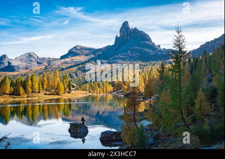 Majestic view of alpine lake ¨Lago Federa¨ in Italy´s Dolomites surrounded by golden larches on a sunny day in autumn. Stock Photo