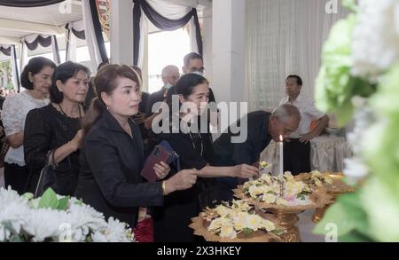 Phatthalung, Thailand- April 05, 2024: People wore black clothes and laid flowers to pay their respects at the cremation ceremony. Stock Photo