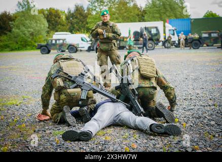 US soldiers who were arrested during the NATO maneuver "Winterschild ...