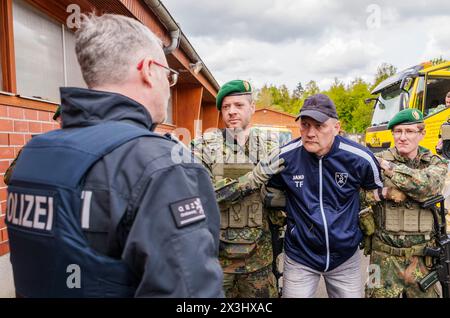 27 April 2024, Hesse, Alsfeld: Bundeswehr soldiers explain the exercise ...