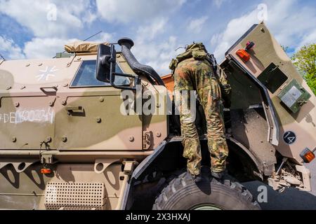 27 April 2024, Hesse, Alsfeld: Members of the US Army and the German ...