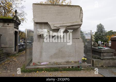 Paris, France, November 11, 2023. The grave of the Irish writer, poet, playwright and literary critic Oscar Wilde (Oscar Fingal O'Flahertie Wills Wilde,1854-1900), in the 89th division of the Pere-Lachaise cemetery. ©Isabella De Maddalena/opale.photo Stock Photo