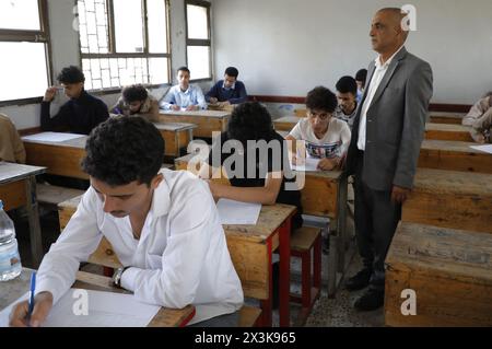 Sanaa, Sanaa, Yemen. 27th Apr, 2024. A teacher supervises a high school exam at a public school in Sana'a, Yemen, 27 April 2024.The Ministry of Education estimates that approximately 215,000 high school students in 1493 schools in the Houthi-controlled northern provinces of Yemen have begun taking their final exams for the 2023-2024 academic year. (Credit Image: © Osamah Yahya/ZUMA Press Wire) EDITORIAL USAGE ONLY! Not for Commercial USAGE! Credit: ZUMA Press, Inc./17�Թ����� Live News Stock Photo