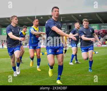 Stefan Ratchford of Warrington Wolves warms up before the Betfred ...