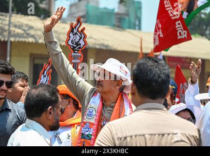 Mumbai, India. 27th Apr, 2024. MUMBAI, INDIA - APRIL 27: Anil Desai, a candidate of Mahavikas Aghadi from Mumbai South Central constituency, visited the sewri area as part of his election campaign, on April 27, 2024 in Mumbai, India. (Photo by Raju Shinde/Hindustan Times/Sipa USA ) Credit: Sipa USA/Alamy Live News Stock Photo