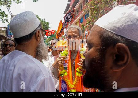 Mumbai, India. 27th Apr, 2024. MUMBAI, INDIA - APRIL 27: Anil Desai, a candidate of Mahavikas Aghadi from Mumbai South Central constituency, visited the sewri area as part of his election campaign, on April 27, 2024 in Mumbai, India. (Photo by Raju Shinde/Hindustan Times/Sipa USA ) Credit: Sipa USA/Alamy Live News Stock Photo