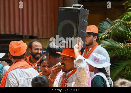 Mumbai, India. 27th Apr, 2024. MUMBAI, INDIA - APRIL 27: Anil Desai, a candidate of Mahavikas Aghadi from Mumbai South Central constituency, visited the sewri area as part of his election campaign, on April 27, 2024 in Mumbai, India. (Photo by Raju Shinde/Hindustan Times/Sipa USA ) Credit: Sipa USA/Alamy Live News Stock Photo