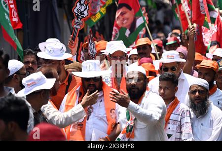 Mumbai, India. 27th Apr, 2024. MUMBAI, INDIA - APRIL 27: Anil Desai, a candidate of Mahavikas Aghadi from Mumbai South Central constituency, visited the sewri area as part of his election campaign, on April 27, 2024 in Mumbai, India. (Photo by Raju Shinde/Hindustan Times/Sipa USA ) Credit: Sipa USA/Alamy Live News Stock Photo