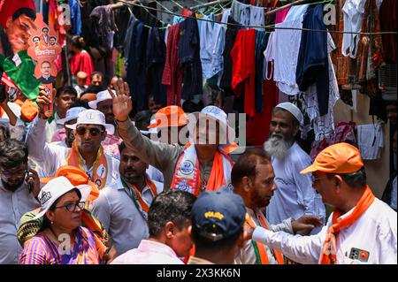 Mumbai, India. 27th Apr, 2024. MUMBAI, INDIA - APRIL 27: Anil Desai, a candidate of Mahavikas Aghadi from Mumbai South Central constituency, visited the sewri area as part of his election campaign, on April 27, 2024 in Mumbai, India. (Photo by Raju Shinde/Hindustan Times/Sipa USA ) Credit: Sipa USA/Alamy Live News Stock Photo