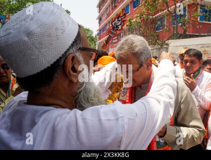 Mumbai, India. 27th Apr, 2024. MUMBAI, INDIA - APRIL 27: Anil Desai, a candidate of Mahavikas Aghadi from Mumbai South Central constituency, visited the sewri area as part of his election campaign, on April 27, 2024 in Mumbai, India. (Photo by Raju Shinde/Hindustan Times/Sipa USA ) Credit: Sipa USA/Alamy Live News Stock Photo