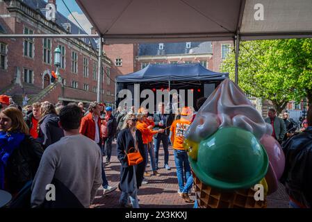 April 27, 2024: Leiden, Netherlands, Canals party celebration the birthday of the King in Netherlands, National holiday King’s Day or Koningsdag in Du Stock Photo