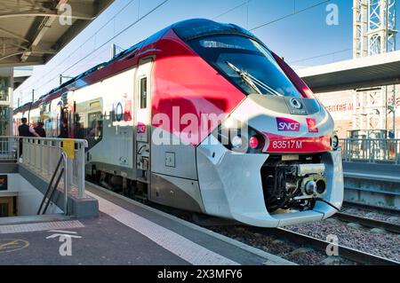 03.13.24 Toulouse France. An SNCF Passenger railway train and engine beside a platform. Coupling mechanism. Head lamp. Company logo and livery. Statio Stock Photo