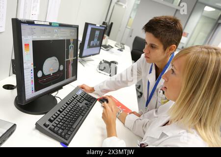 Treatment craniospinal and ORL with IMRT Intensity Modulated Radiation Therapy, Medical physics, radiation treatment application, imaging, Onkologikoa Stock Photo