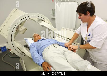 renal scintigraphy, Scintigraphy is a form of diagnostic test used in nuclear medicine, wherein radioisotopes are taken internally, and the emitted ra Stock Photo