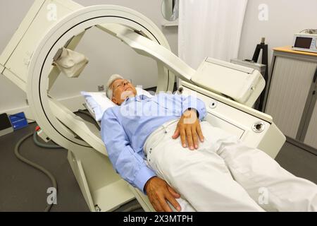 renal scintigraphy, Scintigraphy is a form of diagnostic test used in nuclear medicine, wherein radioisotopes are taken internally, and the emitted ra Stock Photo