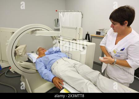 renal scintigraphy, Scintigraphy is a form of diagnostic test used in nuclear medicine, wherein radioisotopes are taken internally, and the emitted ra Stock Photo