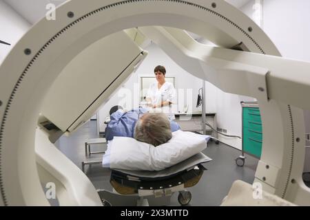 renal scintigraphy, Scintigraphy is a form of diagnostic test used in nuclear medicine, wherein radioisotopes are taken internally, and the emitted ra Stock Photo