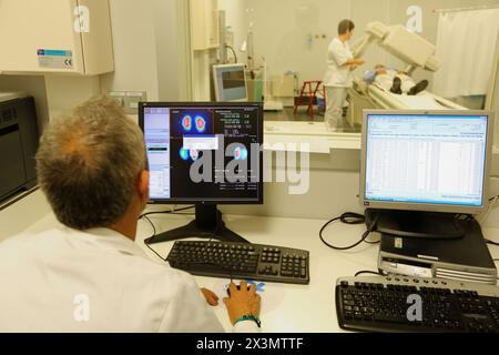 renal scintigraphy image, Scintigraphy is a form of diagnostic test used in nuclear medicine, wherein radioisotopes are taken internally, and the emit Stock Photo