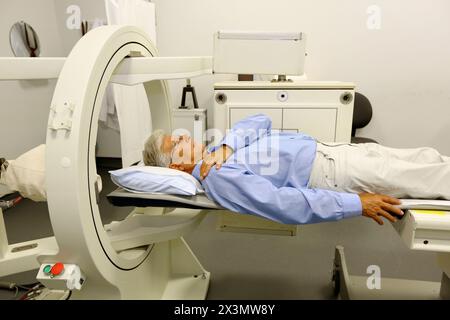 Renal scintigraphy, Scintigraphy is a form of diagnostic test used in nuclear medicine, wherein radioisotopes are taken internally, and the emitted ra Stock Photo