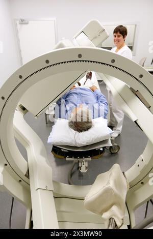 renal scintigraphy, Scintigraphy is a form of diagnostic test used in nuclear medicine, wherein radioisotopes are taken internally, and the emitted ra Stock Photo