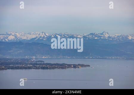 Flug im Zeppelin über den Bodensee. Blick aus Langenargen mit Schloss Montfort, am Horizont der österreichsiche Ufer mit Bregenz. // 14.04.2024: Friedrichshafen, Baden-Württemberg, Deutschland, Europa *** Flight in a zeppelin over Lake Constance View from Langenargen with Montfort Castle, on the horizon the Austrian shore with Bregenz 14 04 2024 Friedrichshafen, Baden Württemberg, Germany, Europe Stock Photo