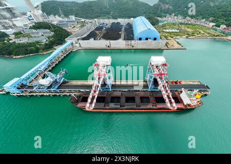 FUZHOU, CHINA - APRIL 28, 2024 - The Hong Kong-registered "Fortune" ship is unloading 73,000 tons of thermal coal at the Huaneng (Fujian) Port termina Stock Photo