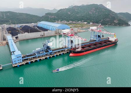 FUZHOU, CHINA - APRIL 28, 2024 - The Hong Kong-registered 'Fortune' ship is unloading 73,000 tons of thermal coal at the Huaneng (Fujian) Port termina Stock Photo