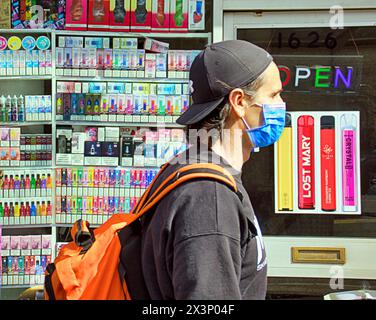 Glasgow, Scotland, UK. 28th April, 2024: Vape shops continue to prosper in the city . Credit Gerard Ferry /Alamy Live News Stock Photo