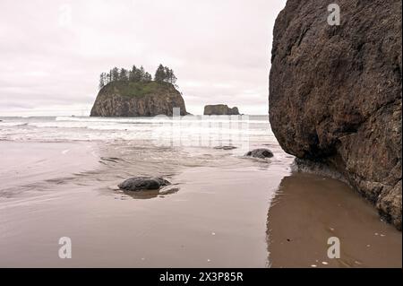 Big boulders and rock islands at Second Beach, Olympic National Park, WA Stock Photo